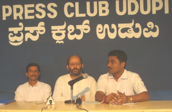 From left: Mr. Vijay Kumar, Mr. Ravindra Kamath and Mr. Madhukar Mudradi